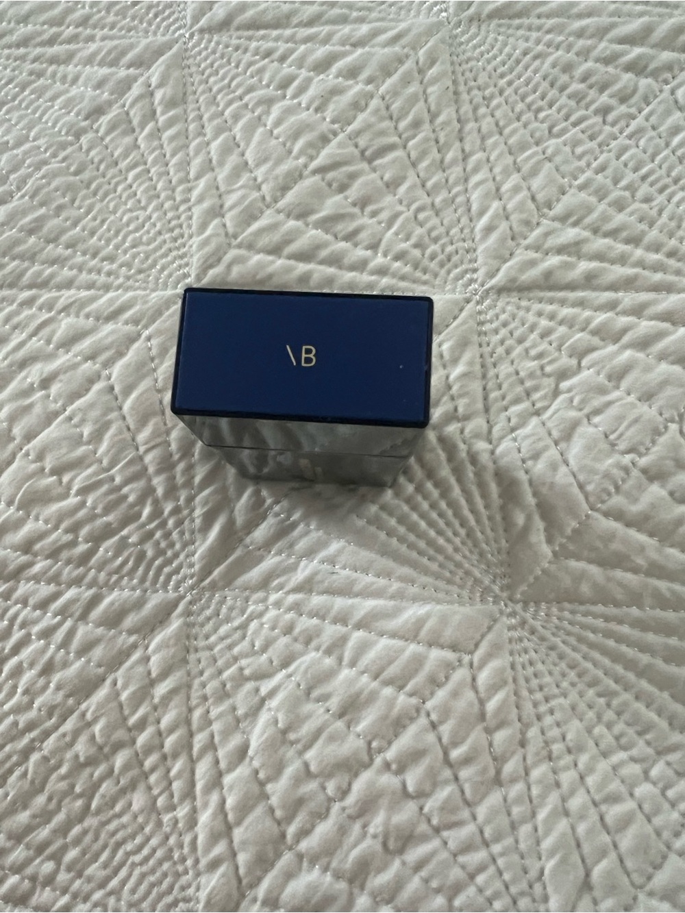 Victoria Beckham Foundation Duo — Black Bottle with Beige Drops - Picture 3 of 8